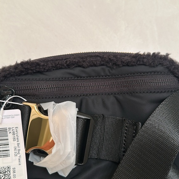 COPY - Lululemon Everywhere belt bag black fleece. - Picture 3 of 4